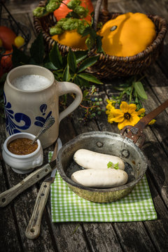 Mahlzeit mit Weisswurst und Brezeln