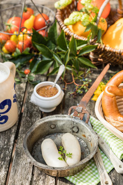 Mahlzeit mit Weisswurst und Brezeln