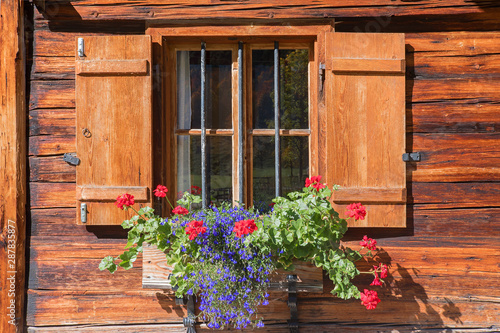 Fototapete Rustikales Bauernhaus Fenster Mit Blumenkasten, Bepflanzt Mit  Lobelien Und Geranien 1-SusaZoom