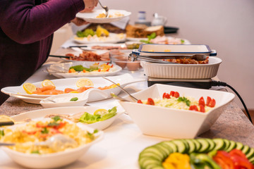 Frühstücksbuffet, Deutsches Frühstück, Menschen bedienen sich am Buffet, All-You-Can-Eat,...
