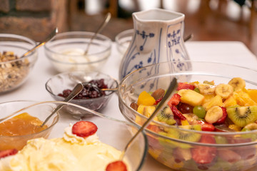 Dessert, Nachtisch, Erdbeeren, Creme, Süßes zum Frühstück mit nostalgischem Geschirr