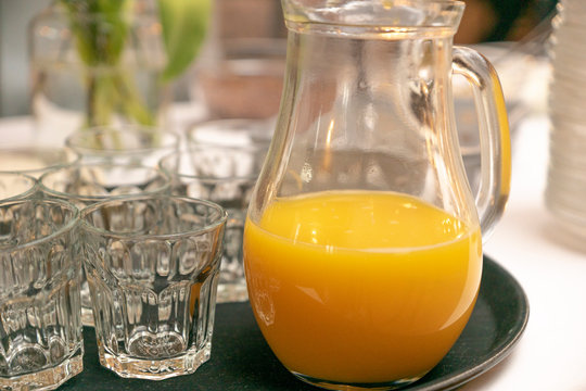 Orangensaft, frisch gepresst, Saft trinken, gesundes Getränk, Orange Juice, Karaffe mit Saft, Frühstücksbuffet, Saft Frühstück