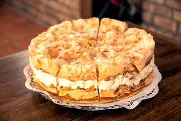 Landfrauen Torte mit Mandeln, Biscuit, Sahnetorte, Cremetorte, Selbstgebackener Kuchen, Handmade Bakery