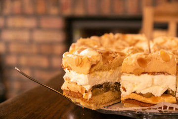 Leckere Torte mit Mandeln und Creme 