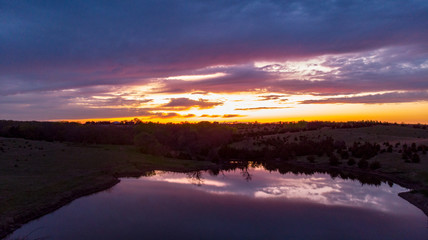 Obraz premium Nebraska countryside landscape trees, water, and sky with clouds