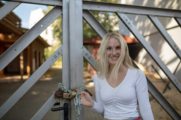 Wunderschöne Frau im Laufe der Zeit des 22 Jahrhunderts