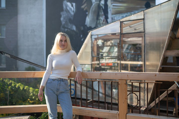 Fototapeta premium Junge Frau im Lifestyle von Berlin