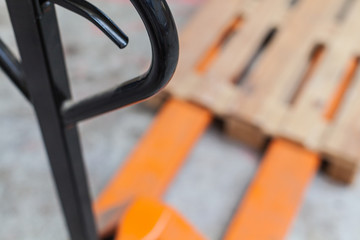 Organer Hubwagen, gabelhubwagen mit leerer Palette, palettenheber transport Lager Lagerhaltung