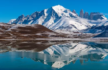 Crédence de cuisine en verre imprimé Cuernos del Paine Reflet des pics de granit Torres del Paine en hiver à l& 39 intérieur du parc national Torres del Paine, Chili.