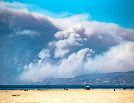 Huge wildfire causes clouds of smoke to fill the sky
