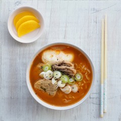 아시아 음식 라면과 단무지