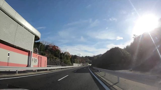 車から見る高速道路