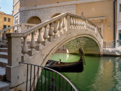 Gondola pasando bajo un puente al lado del Teatro de La Fenice Venecia Italia