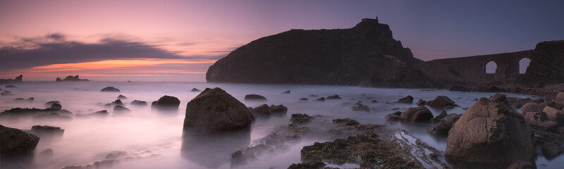 San juan de Gaztelugatxe, escenario utilizado en una conocida serie fantástica, en Bizkaia, Euskadi, España. Basque country. La imagen está tomada desde los acantilados a contraluz.