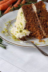 Torta de zanahoria y limon rallado. Porcion para una persona con tenedor. Momento dulce en celebración.