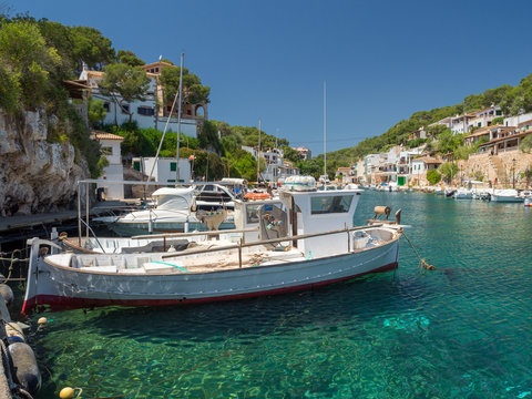 Vista del puerto en Cala Figuera, en Mallorca, Islas Baleares, Espa&ntilde;a. En la imagen pueden verse el llaut, tradicional barca de pesca de Baleares, en un alegre d&iacute;a soleado.