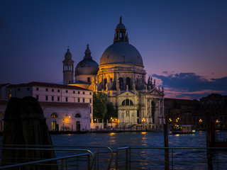 Obraz na płótnie Canvas Vista del Gran Canal de Venecia con La Basílica de Santa María della Salute (Santa María de la Salud) tomada al atardecer.