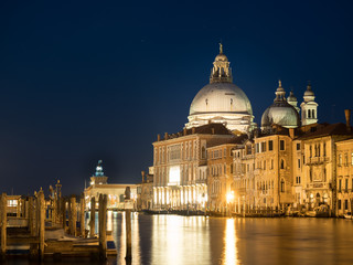 Fototapeta na wymiar Vista del Gran Canal de Venecia con La Basílica de Santa María della Salute (Santa María de la Salud)