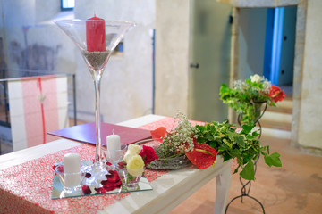 composizione fiori candela per altare matrimonio colore rosso