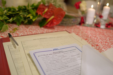 atto di matrimonio su altare per cerimonia civile
