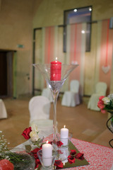 composizione fiori candela per altare matrimonio colore rosso