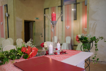 composizione fiori candela per altare matrimonio colore rosso