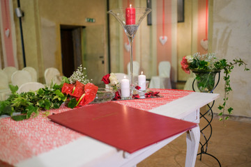 composizione fiori candela per altare matrimonio colore rosso