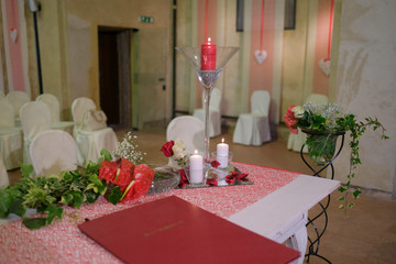composizione fiori candela per altare matrimonio colore rosso