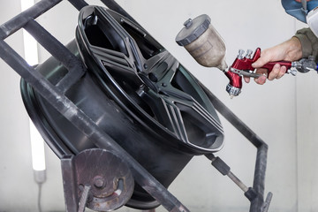 Painting the element body of the car - the aluminum alloy wheel with the help of aerograf in black...