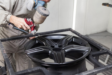 Painting the element body of the car - the aluminum alloy wheel with the help of aerograf in black...