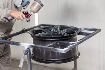 Painting the element body of the car - the aluminum alloy wheel with the help of aerograf in black...