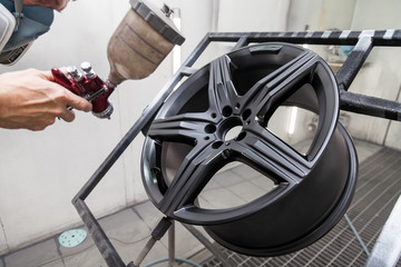 Painting the element body of the car - the aluminum alloy wheel with the help of aerograf in black...