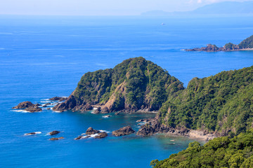 Fototapeta premium 横浪黒潮ライン,海,海岸,青,風景,自然,絶景,岩,太平洋,土佐湾,黒潮,観光,観光地,高知,高知県,四国,日本,アジア,
