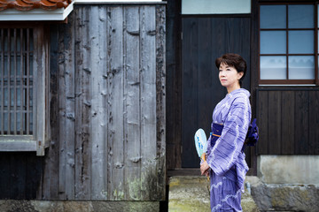 レトロな町並みに立つ浴衣姿の女性