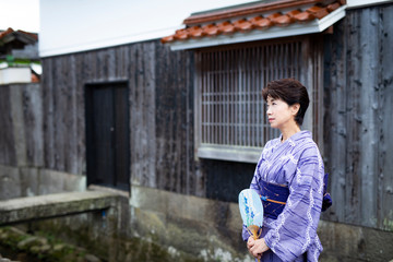 レトロな町並みに立つ浴衣姿の女性