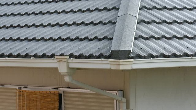 雨の日の屋根　瓦　日本　家　住宅