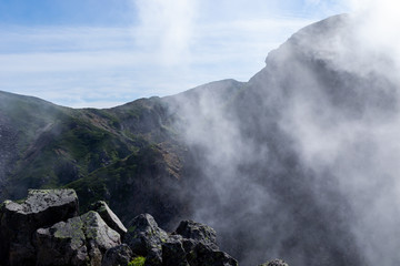 乗鞍　魔王岳の山肌にかかる雲
