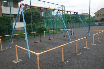 誰もいない公園のブランコ