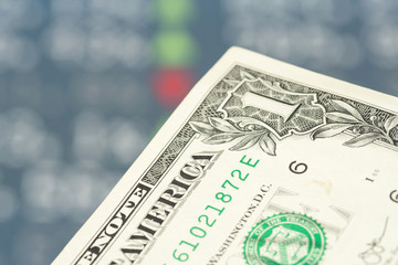 Eine Kurstafel an der Börse und Dollar Geld