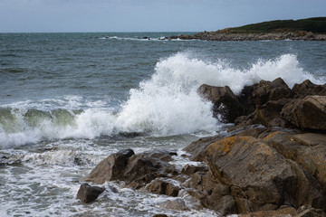 Vague qui s'écrase sur des rochers