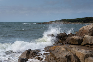 Vague qui s'écrase sur des rochers