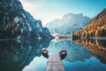 Fotobehang Dolomieten Boten op het Braies-meer (Pragser Wildsee) in de bergen van de Dolomieten, Sudtirol, Italië