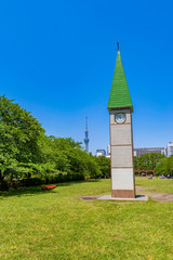 Obraz premium 新緑の猿江恩賜公園 時計台とタワー