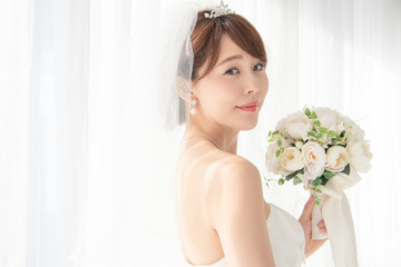 窓辺で微笑む花嫁