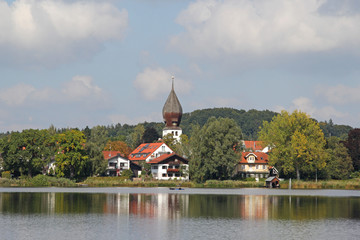 Wesslinger See mit Dorf und Kirche von Wessling, Oberbayern 