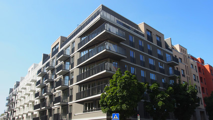 Fototapeta premium Berlin: Nowa architektura obok historycznych starych budynków