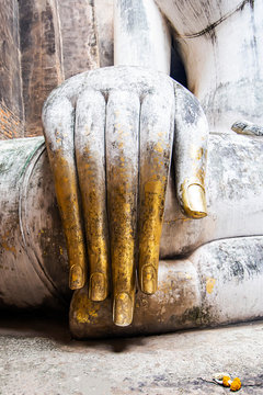 The hands of the Buddha statues of the Buddha are respected by the people.