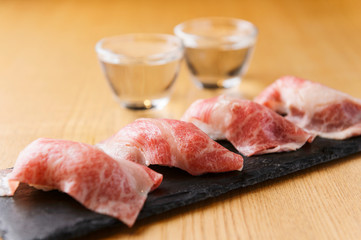 肉寿司と日本酒　