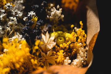 bouquet de fleurs séchées jaune