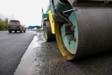 Asphalting with a steel wheel roller